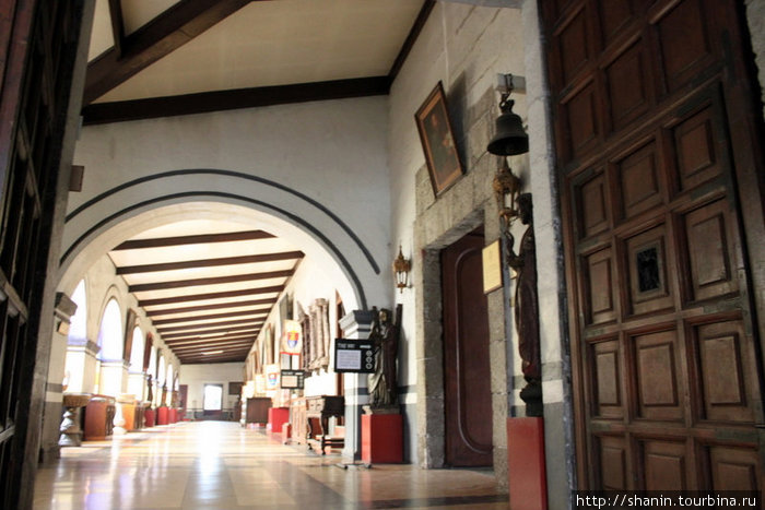 Коридор на втором этаже музея Святого Франциска Манила, Филиппины