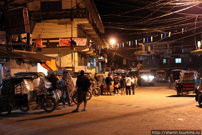 Ночью на площади перед отелями Банауэ Рисовые Террасы, Филиппины