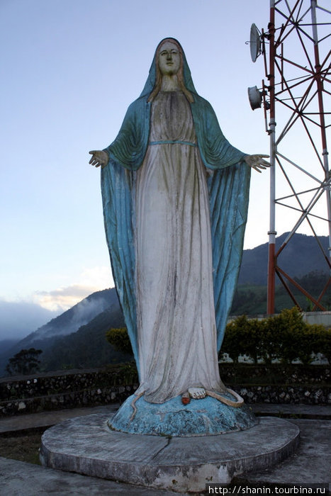 Статуя Богоматери — у дороги на пути к Банауэ Банауэ Рисовые Террасы, Филиппины