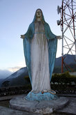 Статуя Богоматери — у дороги на пути к Банауэ