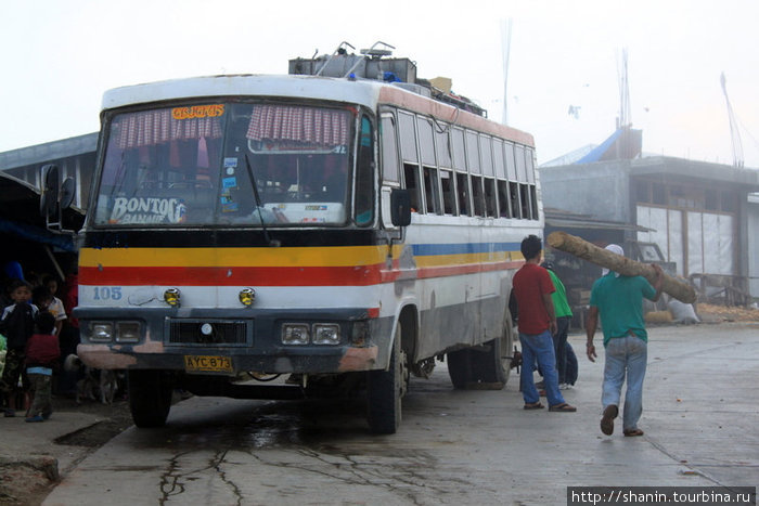 Автобус идет из Банауэ в Бонток Банауэ Рисовые Террасы, Филиппины