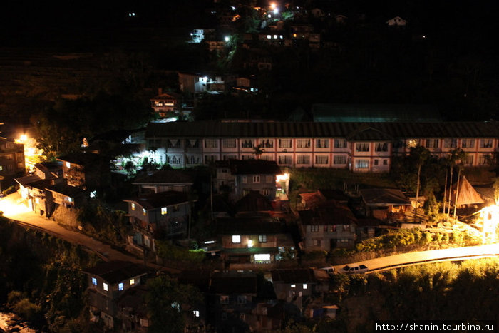 Вид на Банауэ ночью — с веранды отеля (все отели стоят на крутом обрыве) Банауэ Рисовые Террасы, Филиппины