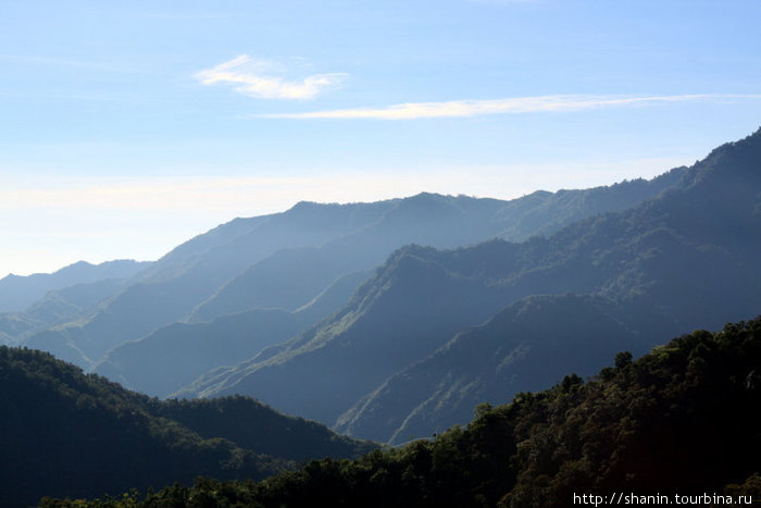 Горы в утренней дымке Банауэ Рисовые Террасы, Филиппины