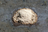 Сухой песок на мокром рисовом поле