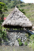 Дом с соломенной крышей в деревне Батад