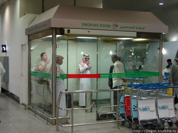 Курительная комната в аэропорту, хочешь травиться- спрячься за стекло! Манама, Бахрейн