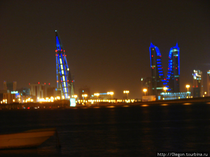 На протяжении всей ночи светятся небоскрёбы Манама, Бахрейн