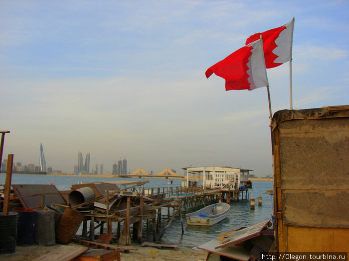 Флаг Бахрейна над столицей Манама, Бахрейн