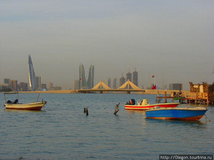 Лодки, залив, мост и небоскрёбы Манама, Бахрейн