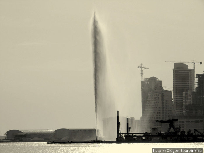 Это не нефть, это вода... Но фонтан высотой с 15-этажный дом Манама, Бахрейн