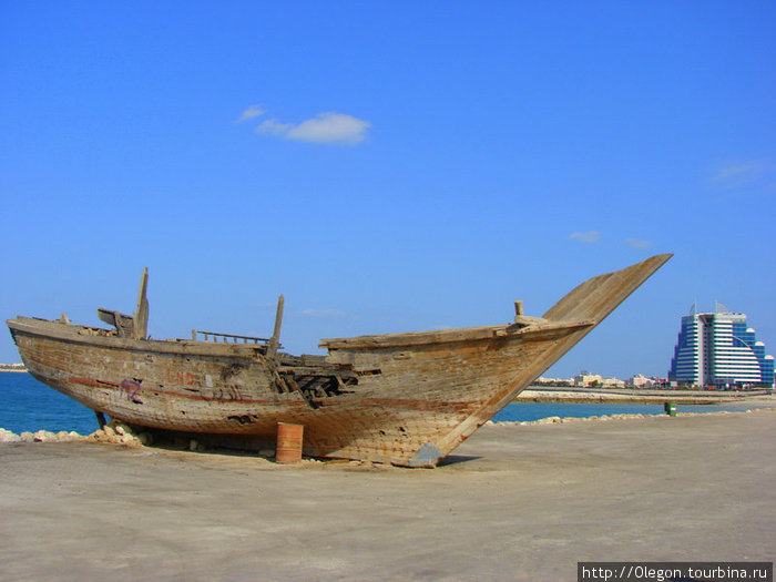 Старая лодка в новом городе Манама, Бахрейн