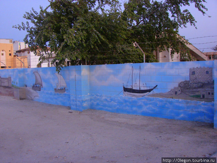 Еслиб все заборы в России украшали такими рисунками, то и народ был бы веселее Манама, Бахрейн