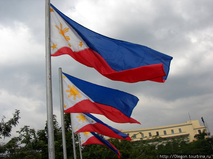 Развиваются флаги Филиппинские Манила, Филиппины