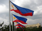 Развиваются флаги Филиппинские