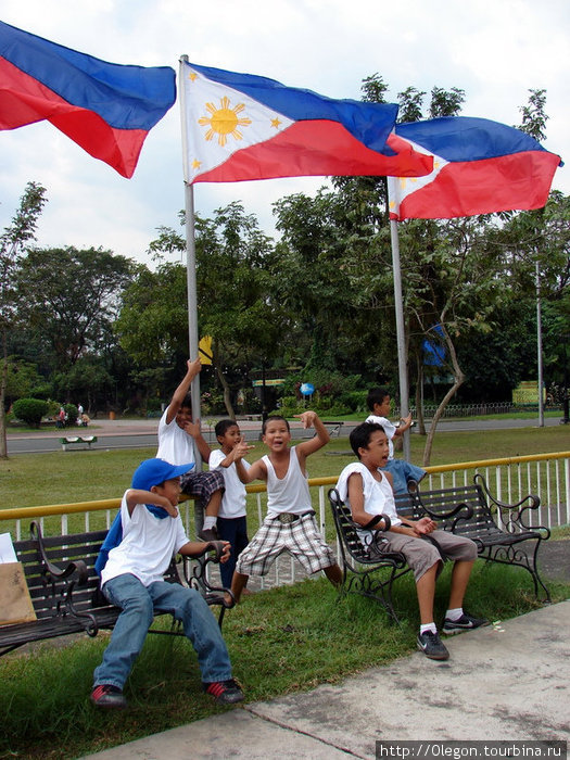 Будущие герои под знамёнами веселятся Манила, Филиппины