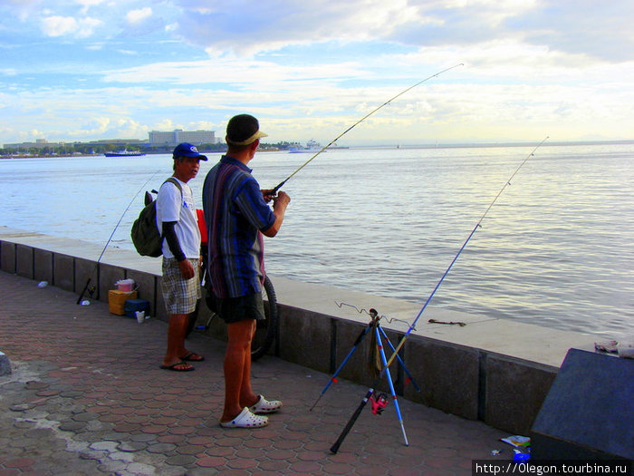 Рыбаки на набережной Манилы Манила, Филиппины