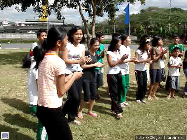 Школьники репитируют перед выступлением на утренники Манила, Филиппины