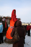 Две бабы. Соломенную куклу, символизирующую зиму, в старину устанавливали на площади во вторник. Водили вокруг нее хороводы.