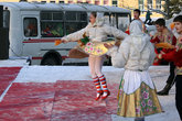 А на празднично украшенной сцене в это время танцевали Калинку малинку.