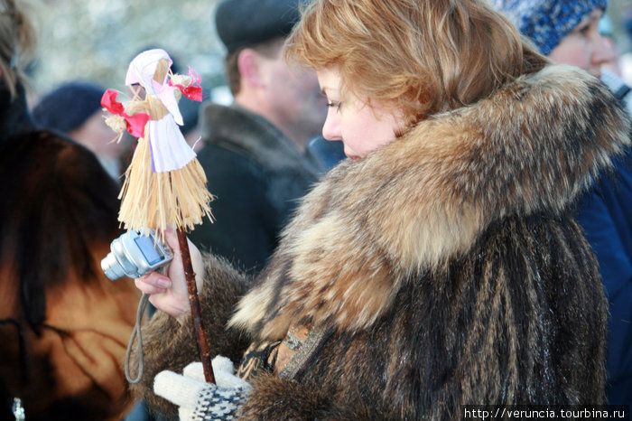 В руках у гостей праздника можно было увидеть соломенные куклы-масленицы. Павловск, Россия