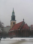 Церковь посреди площади