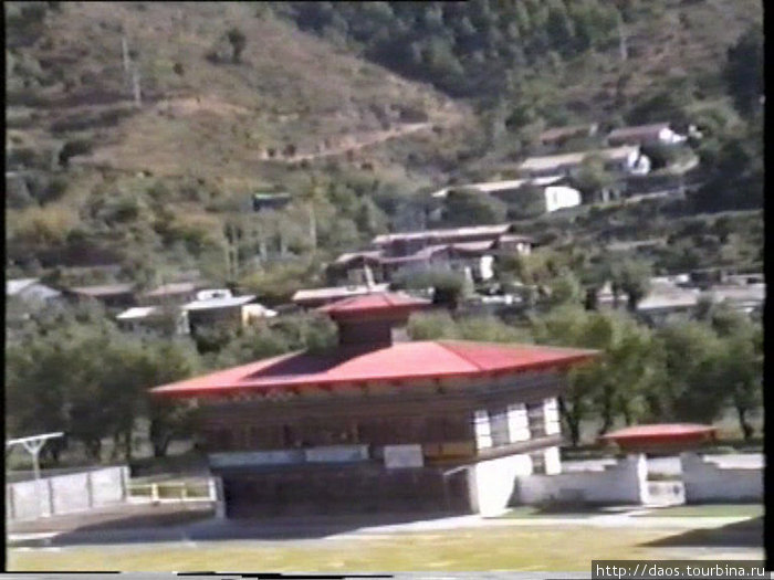 Вид на ипподром и университет Тхимпху, Бутан