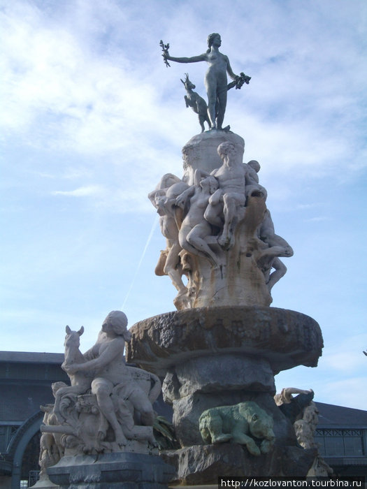 Неработающий фонтан в центре города. Тарб, Франция