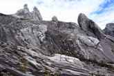 Скалы на вершине горы