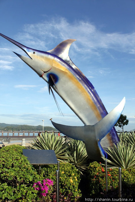 Гигантский тунец на набережной — символ города Кота-Кинабалу, Малайзия