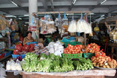 На рынке в Кота-Киабалу изобилие овощей и морепродуктов