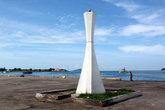 Монумент на берегу моря у рынка