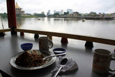 В кафе на берегу реки