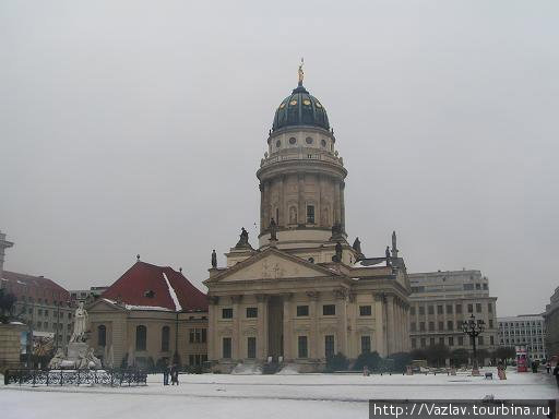 Вид на церковь с площади Берлин, Германия