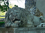 Мраморный лев у Пороховой башни.