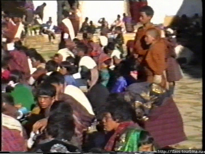 Зрители в праздничных одеждах Район Вангди-Пходранг, Бутан