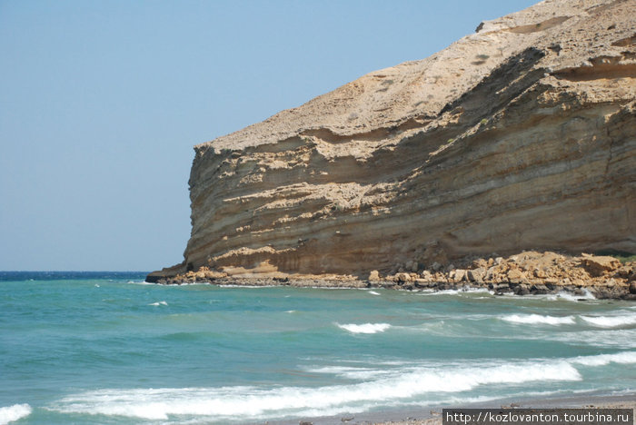 Прибережные скалы состоят из слоистых отложений. Маскат, Оман