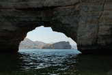 Скала с аркой, через которую проезжают на моторных лодках не только иностранные пляжники, но и местные рыбаки.