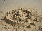 Замок из песка — творение загорающих россиян.