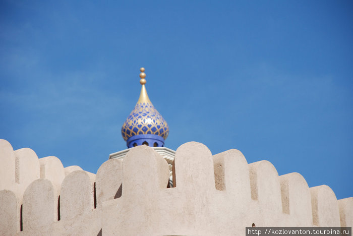 Из-за крепостных стен выглядывает купол минарета мечети.