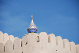 Из-за крепостных стен выглядывает купол минарета мечети.