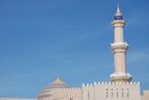 Купол мечети султана Кабуса — легко узнаваемый символ Низвы.