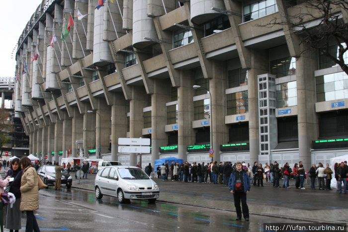 А ведь вдоль стадиона это очередь в кассы за билетами на матч с Севильей. До касс метров 300! Мадрид, Испания