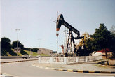 Памятник нефтяному журавлю — основе благосостояния для оманцев.