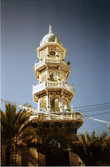 Резной минарет одной из мечетей на Матра-суке.