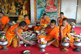 После освящения еды монахи приступают к еде