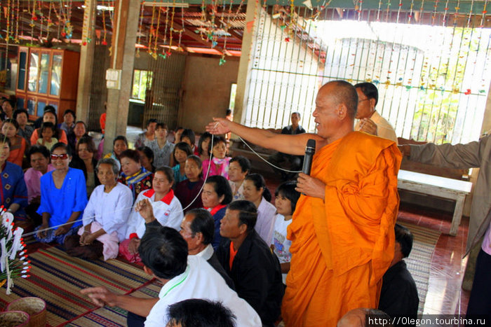 Все садятся в круг и главный монах всех обволакивает одной нитью и это символически подразумевает единение Таиланд