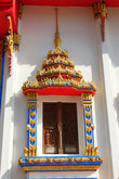 Такие красочные окна у тайских храмов