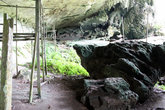 Пещера с остатками домов