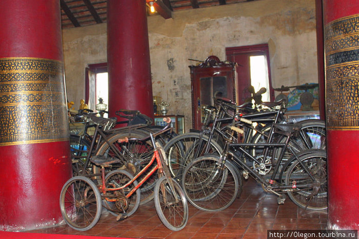 Очень старые велосипеды собраны в храмовом музее Таиланд