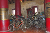 Очень старые велосипеды собраны в храмовом музее